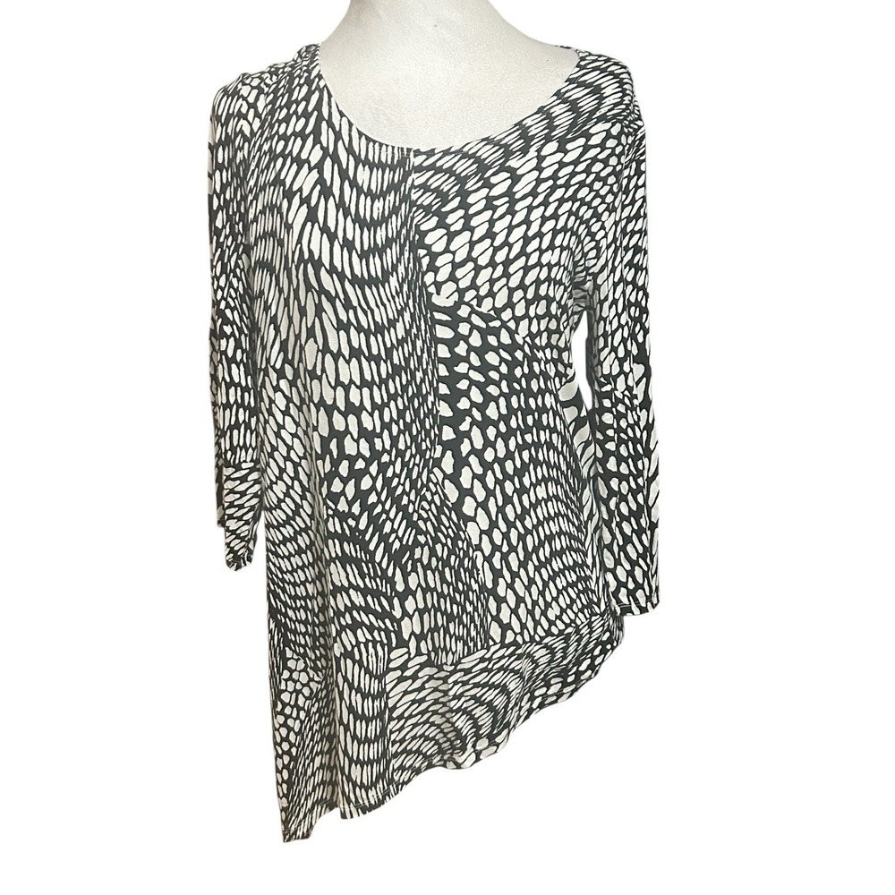 Chicos Abstract Black and White Print Asymetrical Hem Top SZ Med